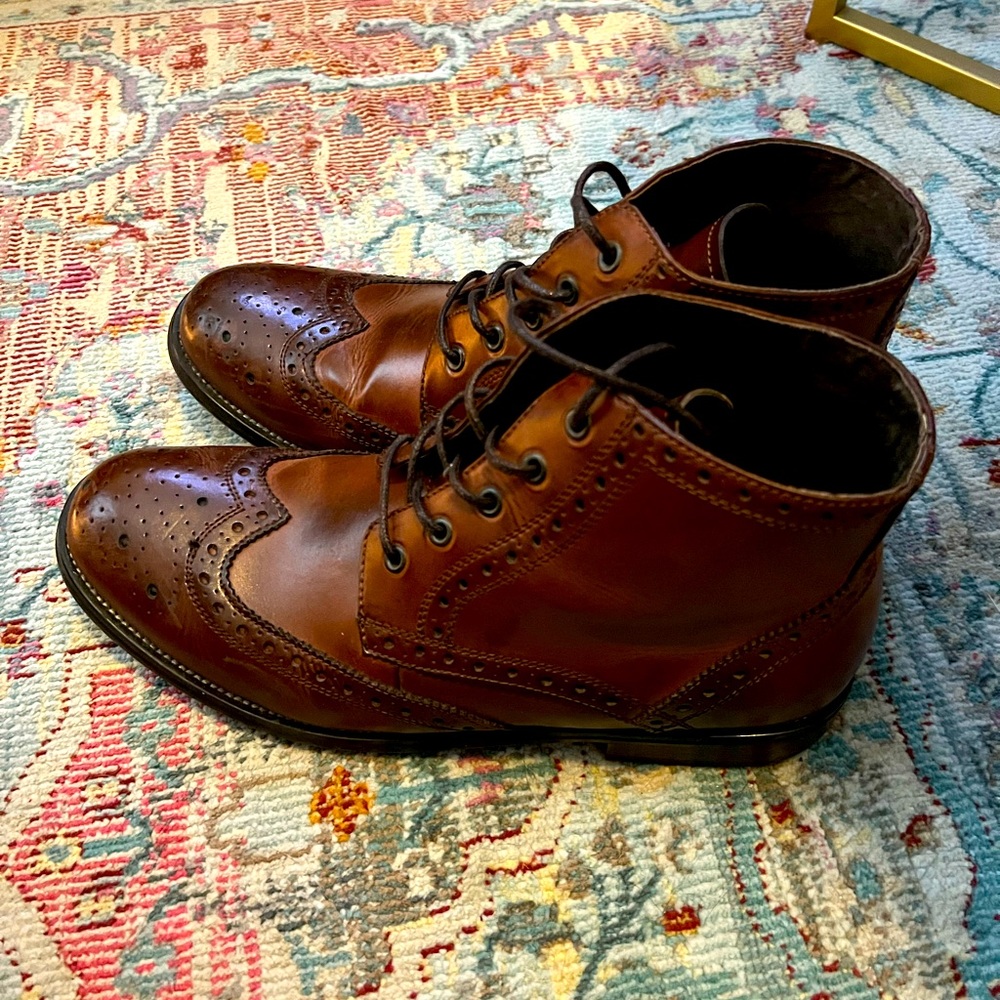 Steve Madden, like new condition. Pairs with navy/gray suits. 10.5 men’s